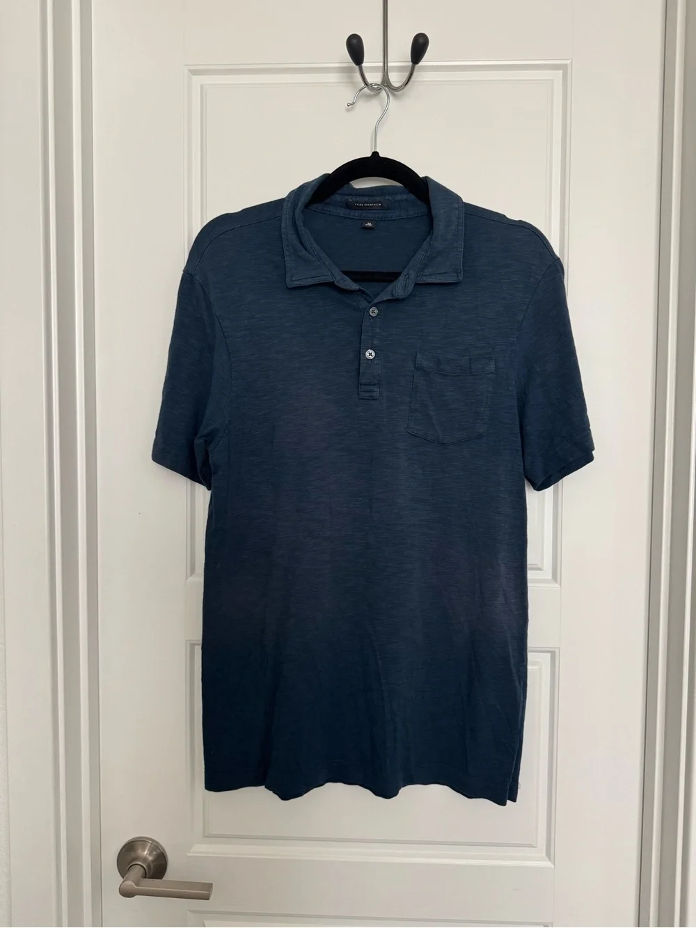 Men's Navy Short-Sleeve Polo Shirt Travis Matthews Breathable Lightweight Medium - Picture 1 of 4